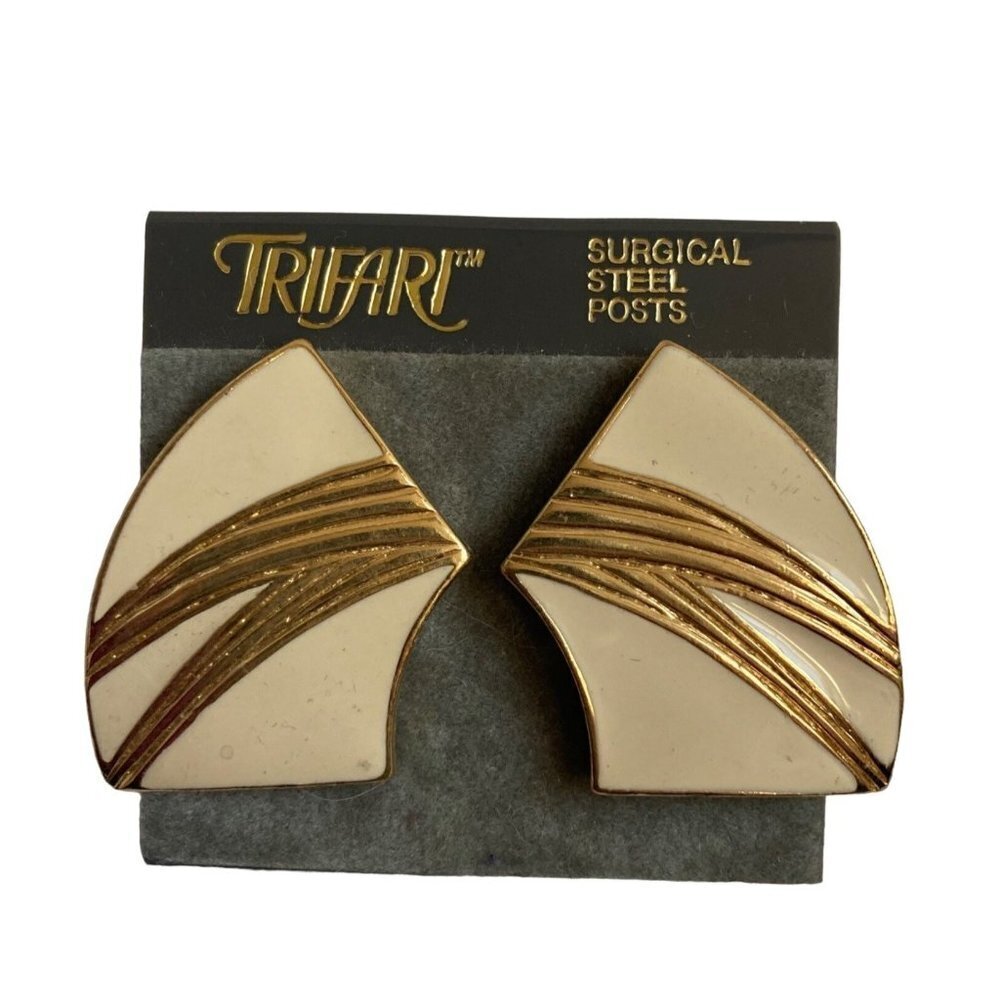 Vintage 80s 90s Trifari Earrings Beige Enamel Gold Tone Pierced NOS New